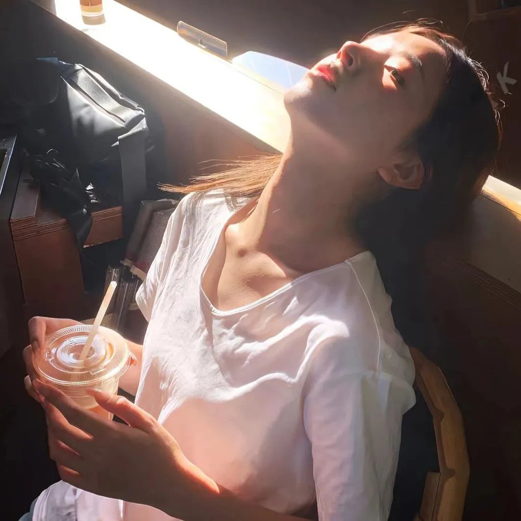 一杯咖啡与新穿的鞋子
